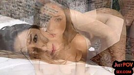 Baba s strednými prsami v hlbokom hrdle POV jazdí kokot v amatérskom POV so špinavými rečami a ručičkou