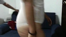 Latina migrant i Medellin tigger om rå doggystyle som jul- og nytårsgave