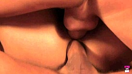 Szereti-e ez a kúrós szőke a háromszereplős szex közepén lenni?