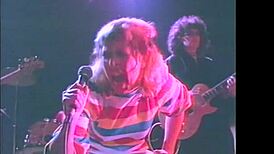 Blondýna legenda Lois Ayres se svléká a nechává se šukat na pódiu