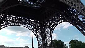 فتاة لطيفة تُنيك من قبل قضيبين كبيرين عند برج إيفل 😍