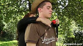 Underdanig gartner bliver håndteret af to sadistiske tæver udendørs