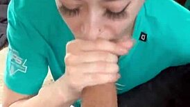 No Puedo Creer que Esta Puta de 18 Años Chupó la Polla Gigante Hispana de un Tipo de 43 en el Parque de Remolques