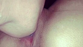 Hennes saftige fitte oppnår intens orgasme under gruppe muff dykking