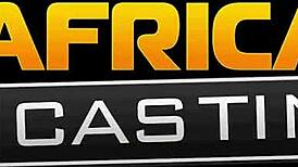 진짜 아마추어 에보니 걸레가 작은 18+ 가슴으로 거칠게 박혀. 그녀의 쥬시한 엉덩이가 큰 자지 세게 받아.