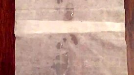 Hän runkkaa hitaasti massiiviseen laukeamiseen kameran edessä