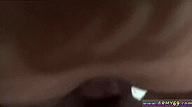 Chicos del ejército se ponen salvajes con novatadas, duchas y acción cruda