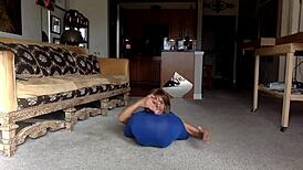 Ginger Milf csábít kékben, nyalogatja mellbimbókat és mosolyog rád