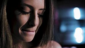 Kyler Quinn chytená pri masturbácii nevlastnou mamou, prosí o rodinnú reláciu