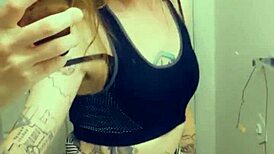 Tipa în fustă mini adoră să-și arate fusta și chiloții