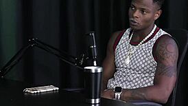 Will Mastro blinker med genomskinnelig rød undertøj til fans