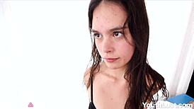 MEXICANA DE 18 AÑOS SE COGE A TODA LA CLASE POR UN 10