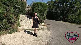 אמנדין עוקבת אחרי מרי השובבה בסצנת קבוצה צרפתית פרועה בחוץ עם פעולה לוהטת