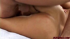 Buble røv brunette rider monsterpik i nettedsstrømper!