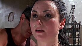 Escrava anal aguenta chicote e foda bruta em grupo