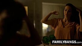 Stesøster Adriana Chechik og Abigail Mac deler sensuell tribbing etter brudd