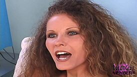 Nádherná brunetka s veľkými prsami ukáže kočky a bradavky v horúcom castingu