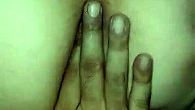 Vzrušená baba si vibrovaním masíruje veľké prírodné prsia do creampie