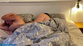 Getatoeëerde amateur meid voegt zich bij vrienden koppel voor FFM creampie na ochtend seks verrassing.