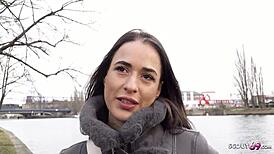 Deutscher Scout packt Lydiamaus96 für harten Castingfick mit hängenden Titten! 😈