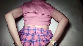 سيطرة نسائية بأداة صناعية في جلسة زوجية شرجية مكثفة