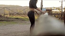 Milfycalla seksi maćeha jaše žestoko napolju sa krivudavim latinskim telom