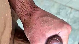 I jerk off deliciously in the shower