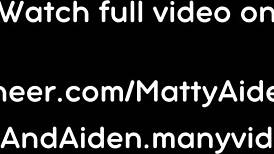 Gledao sam vruće gej tinejdžere 18+ Matty i Aidena kako sišu velike glate kurce.