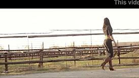 Milfycalla seksi maćeha jaše žestoko napolju sa krivudavim latinskim telom