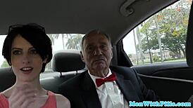 Hej, podívej se na tu 18+ amatérku, jak se nechává šoustat do zadku v divokém trojce! 🔥