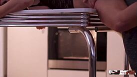 Hurtig amatør kneppe før middag i hjemmelavet klip