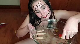 Samoodpovídající děvka, proč žereš ovoce polité močí takhle?