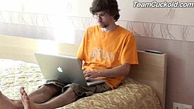 الزوج العجوز يتخان من مراته مع شاب أصغر