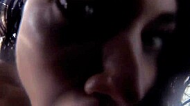 Milf descrittiva fa pettinatura ma esce con buchi bagnati dilatati