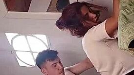 소파에서 구부린 보지로 미친 오르가즘