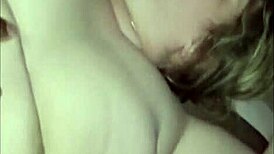 Vi essa loira gorda esguichando com dedada e socada