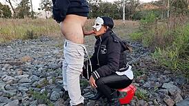 hey, that naughty guy takes me outdoors to eat my latina pussy with his big cock! 😈🍑