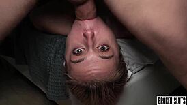 Hasička sa zvádza vonku v erotickom striptease