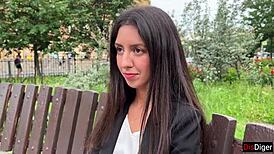 Mujer de Negocios Inocente Engañada para Follar Duro en Casting por Dinero