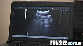 Голям кур на доктор проблясва малкия задник на тийнейджър 18+ с твърд пикня.