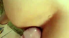 Vanvittig orgasme på sofaen med bøjet fisse