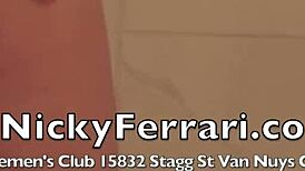 Nicky Ferrari bombemilf rider bareback med store patter!