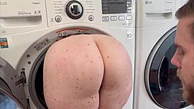 Wow, jeg knepper min store røv MILF-stedmor fast i vaskemaskinen! 😍