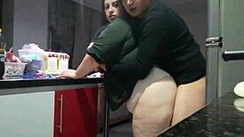 Vecina gordita me llama cuando el marido no esta!!