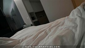 Это сон? Пасынок трахает мачеху в номере отеля с горячим финишем на лицо.