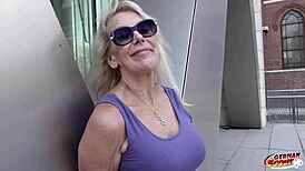 الكشاف الألماني يغري الجدة البلوندة بيانكا لتصوير أزياء خشن