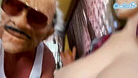 Camsoda - velko-prsní sexuální panenka se divoce baví se starým mužem