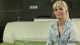 Sledoval jsem tu skvělou teenku 18+ panna jak si tře štíhlou kundu do orgasmu v close-upu