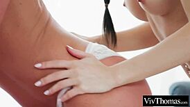 Blonde sexy et brune s'embrassent en forêt avant l'intimité