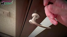 يا إلهي، السباك نيك هذه الفتاة العالقة في الغسالة، أمر مجنون! 😜